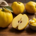 Friss birsalma és szeletek egy tálban, egészséges étkezéshez.