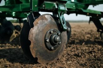 Hardy tárcsa mezőgazdasági gépen, földel érintkezve a mezőgazdaságban