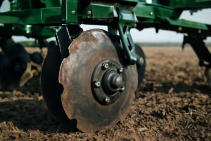 Hardy tárcsa mezőgazdasági gépen, földel érintkezve a mezőgazdaságban