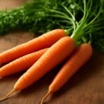 Friss répa zöld levelekkel a fából készült asztalon.