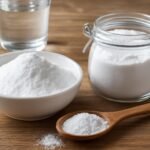 Szódabikarbóna por és víz egy tálban, természetes tisztítószer.