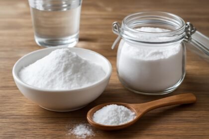 Szódabikarbóna por és víz egy tálban, természetes tisztítószer.