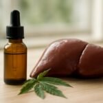 CBD olaj, máj és kannabisz levél egy asztalon.