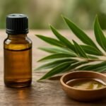 Teafaolaj üveg és kis tál, körülfogva zöld levelekkel