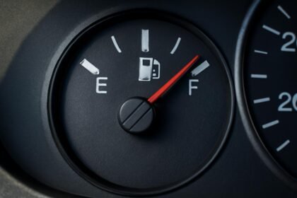 Üzemanyagszint-jelző, amely mutatja az üzemanyag mennyiségét